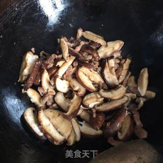 香菇炒肉丝的做法步骤：8