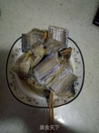 糖醋带鱼的做法步骤：1