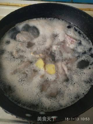 土豆烧排骨的做法步骤：1
