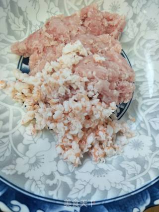 鲜虾肉丸汤的做法步骤：2