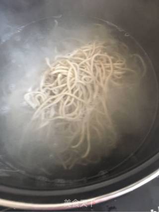 白菜肉丁过水面的做法步骤：2