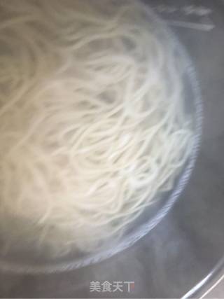 白菜肉丁过水面的做法步骤：3
