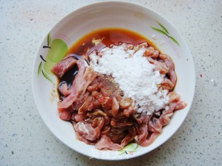 青椒炒肉片的做法步骤：1