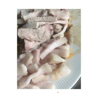 韭黄回锅肉的做法步骤：1