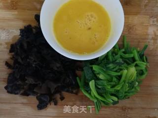菠菜木耳炒鸡蛋的做法步骤：1