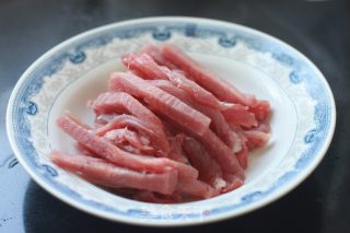 糖醋里脊肉的做法步骤：1