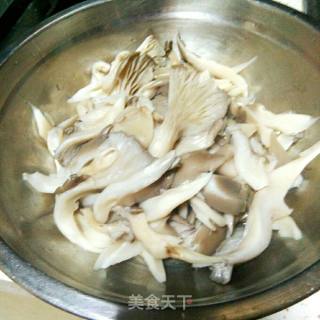 鲜蘑炒牛肉的做法步骤：2