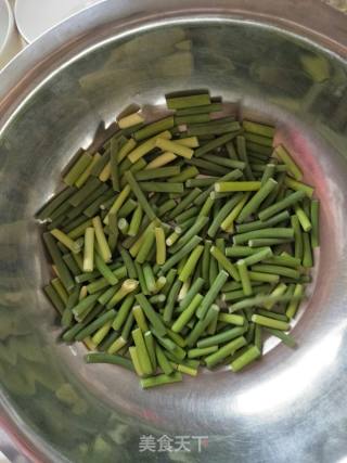 豆干炒蒜苔的做法步骤：1