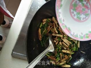 豆干炒蒜苔的做法步骤：9