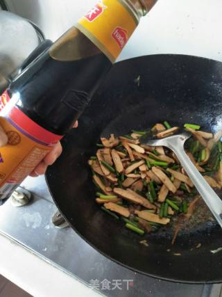 豆干炒蒜苔的做法步骤：11