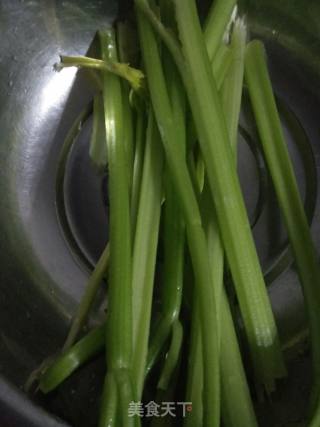 芹菜炒肉的做法步骤：1