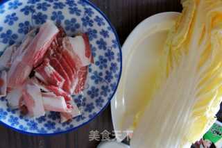 白菜猪肉炖宽粉的做法步骤：1