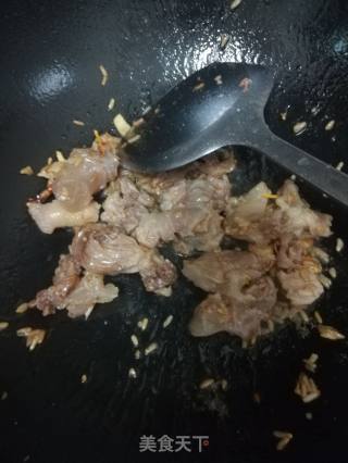白萝卜炒牛筋的做法步骤：2