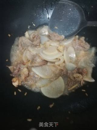 白萝卜炒牛筋的做法步骤：3