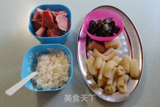 海参咸肉皮蛋粥的做法步骤：2