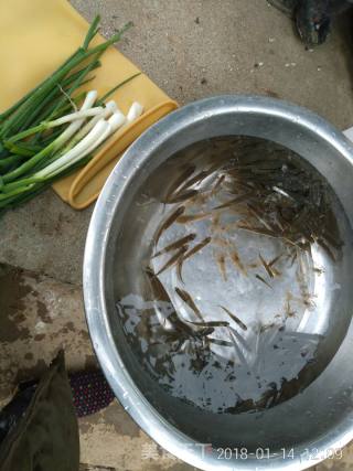 甜酒糟煮小鱼的做法步骤：1