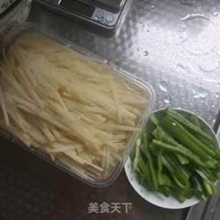 青椒土豆丝的做法步骤：1