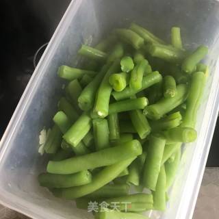 豆角回锅肉的做法步骤：1