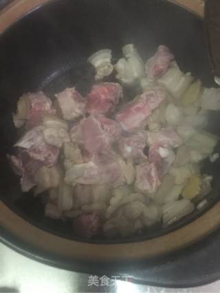 焖番茄酸菜五花肉排骨的做法步骤：2