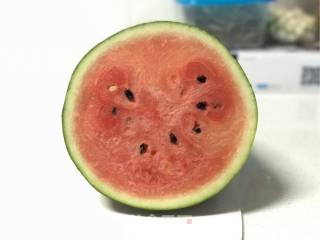 鲜榨西瓜汁的做法步骤：1