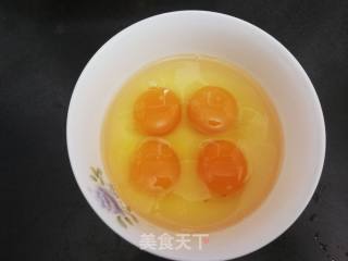 鸡蛋美食：猪肉芹菜蛋卷菜谱的做法步骤：1