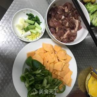 红薯片炒肉的做法步骤：1