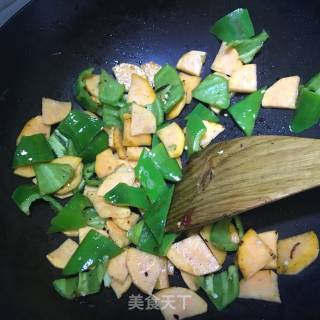红薯片炒肉的做法步骤：5