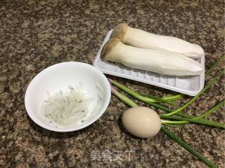 “鸡蛋美食”银鱼鸡蛋炒杏鲍菇的做法步骤：1