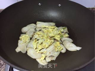 “鸡蛋美食”银鱼鸡蛋炒杏鲍菇的做法步骤：9