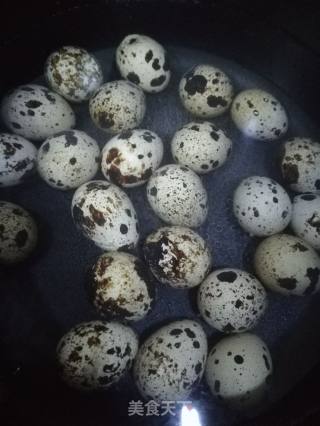 鹌鹑蛋红烧肉的做法步骤：1
