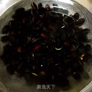 黑豆芝麻豆浆的做法步骤：1