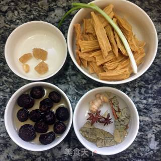 简易版红烧猪脚的做法步骤：1