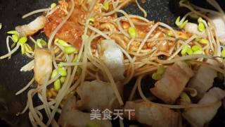 石锅辣白菜炖豆腐的做法步骤：3