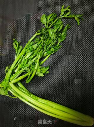 #鸡蛋美食#蛋皮拌芹菜的做法步骤：1