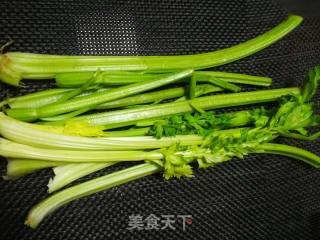#鸡蛋美食#蛋皮拌芹菜的做法步骤：2