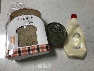 金枪鱼三明治的做法步骤：1