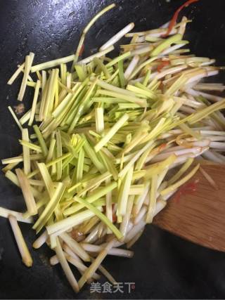 鸡蛋美食～～蒜黄炒鸡蛋的做法步骤：9
