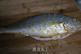 糖醋黄花鱼的做法步骤：1