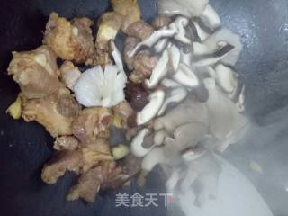 排骨炒杂菇的做法步骤：7