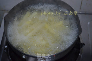 自制薯条，就用最普通的炒锅做的做法步骤：2