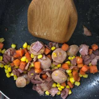 培根烤肠蛋炒饭的做法步骤：4