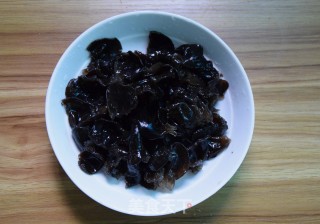 剁椒木耳炒鸡蛋的做法步骤：2