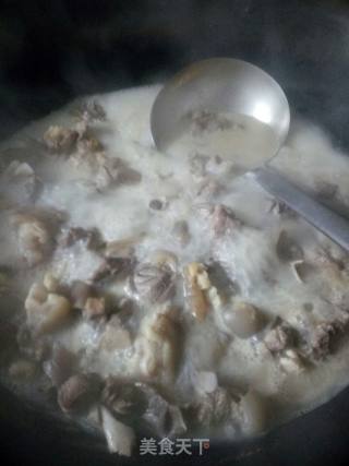秋冬进补 之 羊肉汤的做法步骤：1