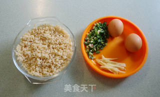 姜葱鸡蛋炒糙米饭的做法步骤：1