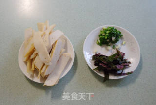 鱼饼紫苏煮乌冬的做法步骤：2