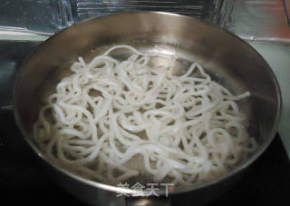 鱼饼紫苏煮乌冬的做法步骤：3