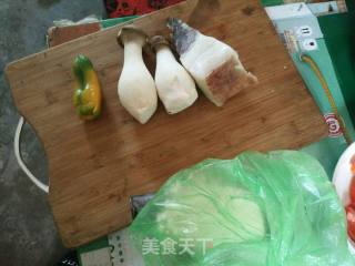 腊肉炒鸡腿菇的做法步骤：1