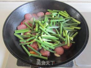 红肠炒蒜薹的做法步骤：4