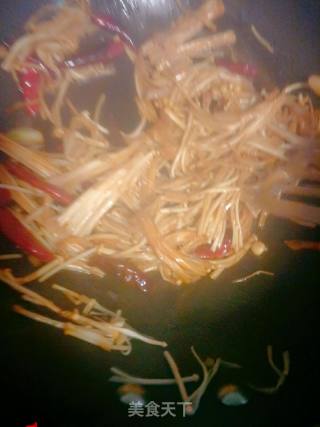 金针菇炒芹菜的做法步骤：5