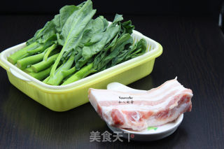 芥兰炒五花肉的做法步骤：1